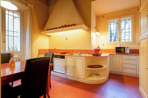 Apartment (Garden Retreat - Garden) | Private kitchen | Full-size fridge, oven, stovetop, cookware/dishes/utensils - Borgo Cantarana (Bologna)