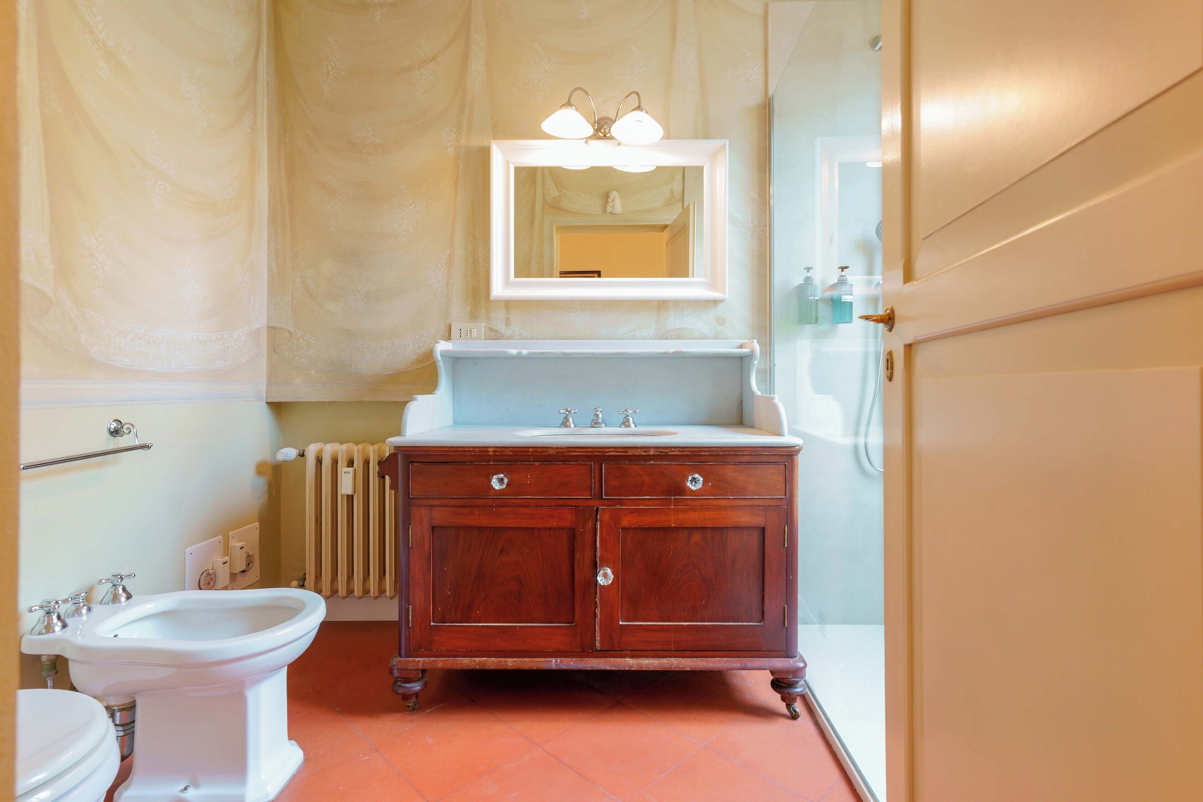 Departamento (Family Retreat - Primo Piano) | Baño | Regadera, secadora de cabello, bidet, toallas 