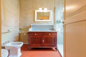 Appartement (Family Retreat - Primo Piano) | Badkamer | Een douche, een haardroger, een bidet, handdoeken