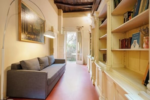 Appartement (Garden Retreat - Garden) | Coin séjour | Télévision à écran plat de 40 pouces avec chaînes numériques