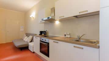 Apartment (Family Retreat - Primo Piano) | Private kitchen | Full-sized fridge, oven, stovetop, cookware/dishes/utensils