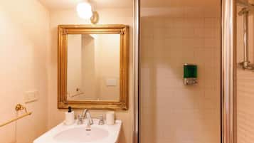 Apartment (Garden Retreat - Garden) | Badezimmer | Dusche, Haartrockner, Bidet, Handtücher