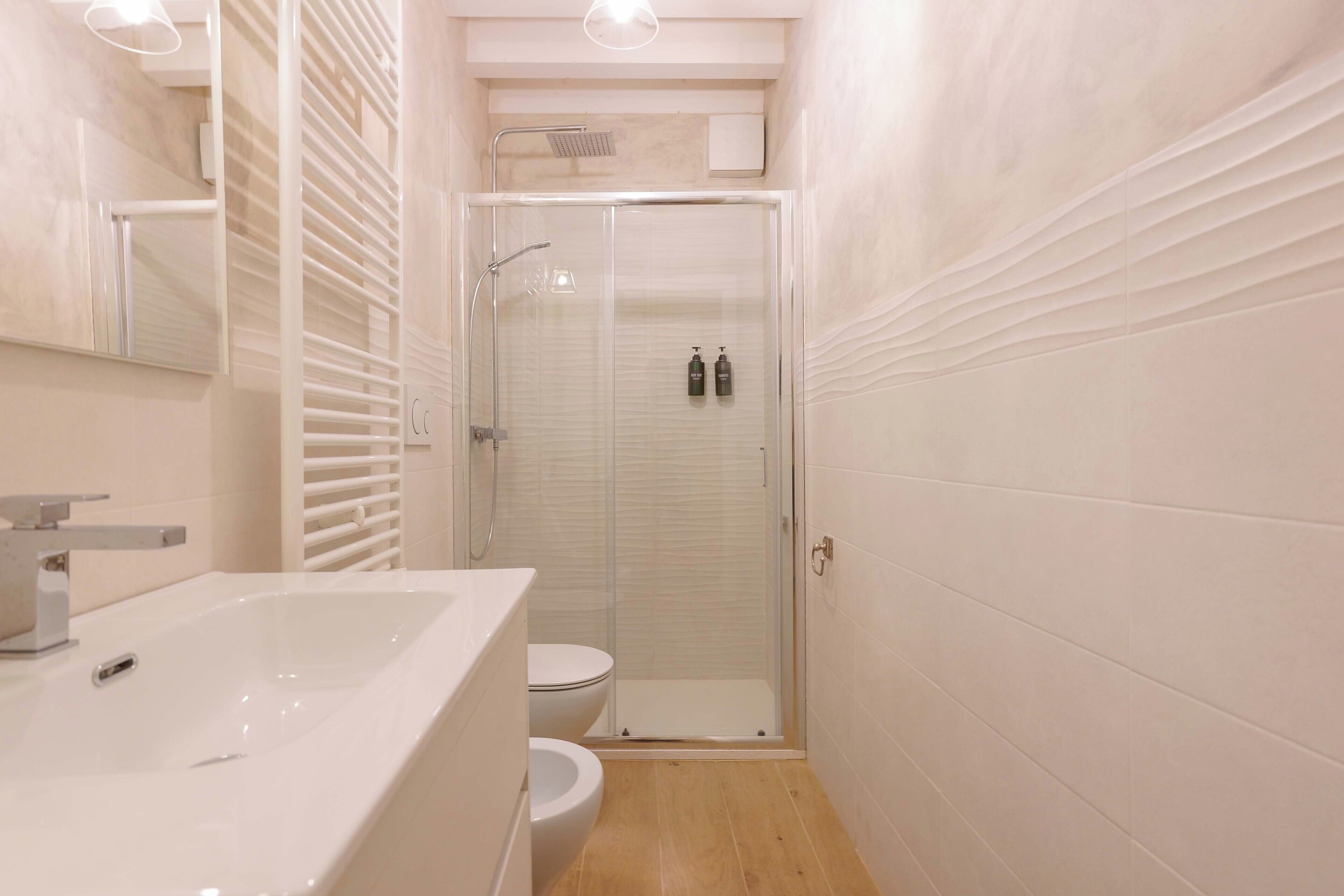 Appartement (Canaletto Apartment) | Salle de bain | Douche, serviettes fournies