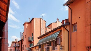Un canal estrecho bordeado por edificios con balcones y ventanas.