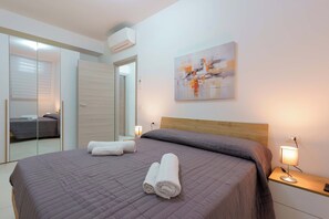 Bàn, nôi/giường cho trẻ sơ sinh (phụ phí) 