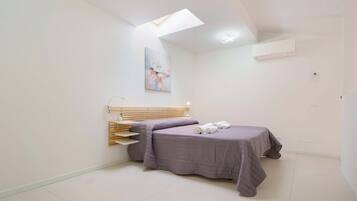 Schreibtisch, Babybetten, kostenloses WLAN, Bettwäsche