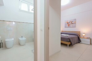 Escrivaninha, berços (sobretaxa), Wi-Fi de cortesia, roupa de cama