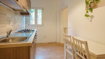 Huoneisto (Cavaticcio Apartment) | Yksityinen keittiö | Täysikokoinen jääkaappi, uuni, liesi, espressokone