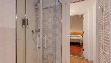 Apartment (Cavaticcio Apartment) | Badezimmer | Dusche, Handtücher