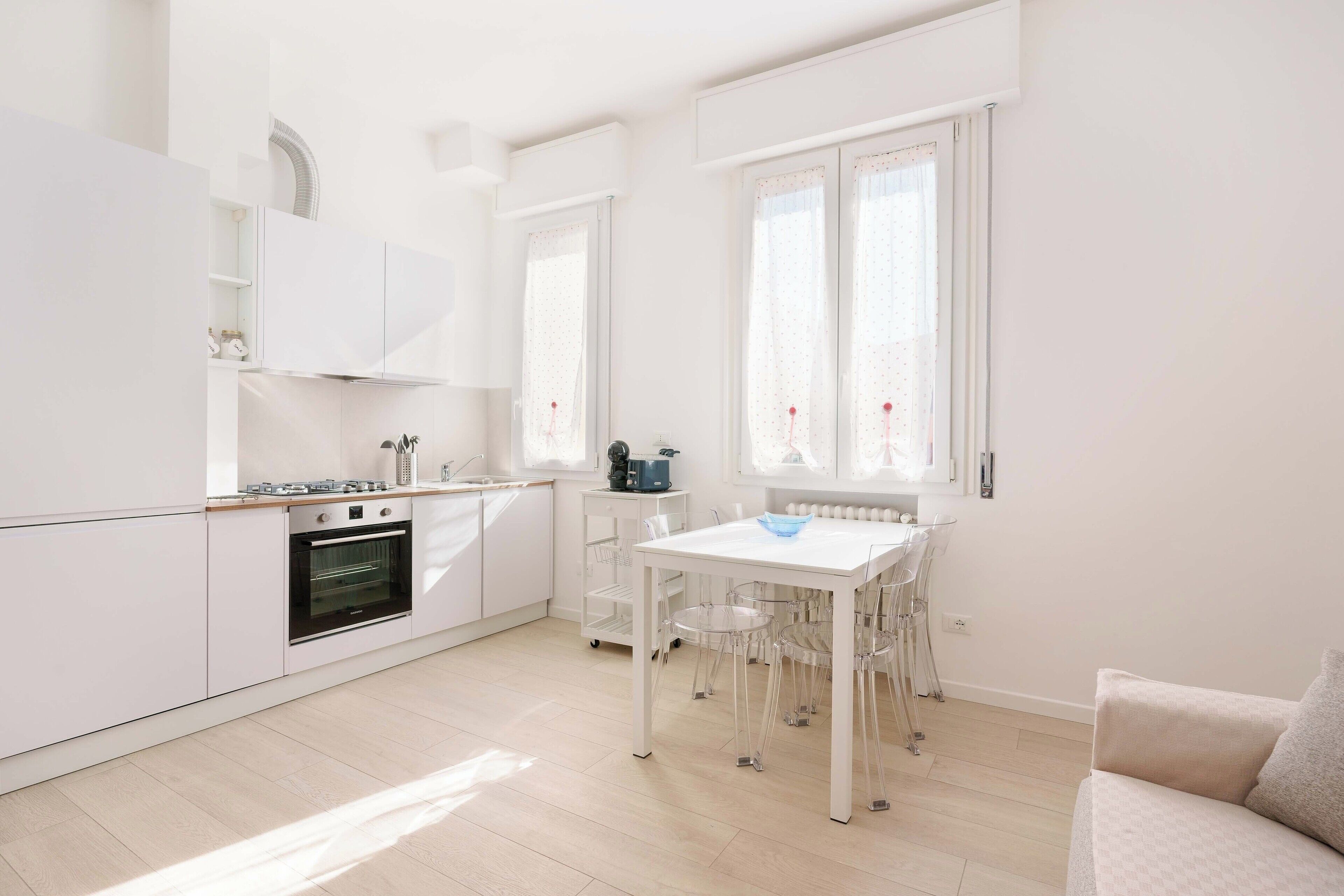 Appartement (Bilocale via cignani) | Cuisine privée | Réfrigérateur grande capacité avec congélateur, un four