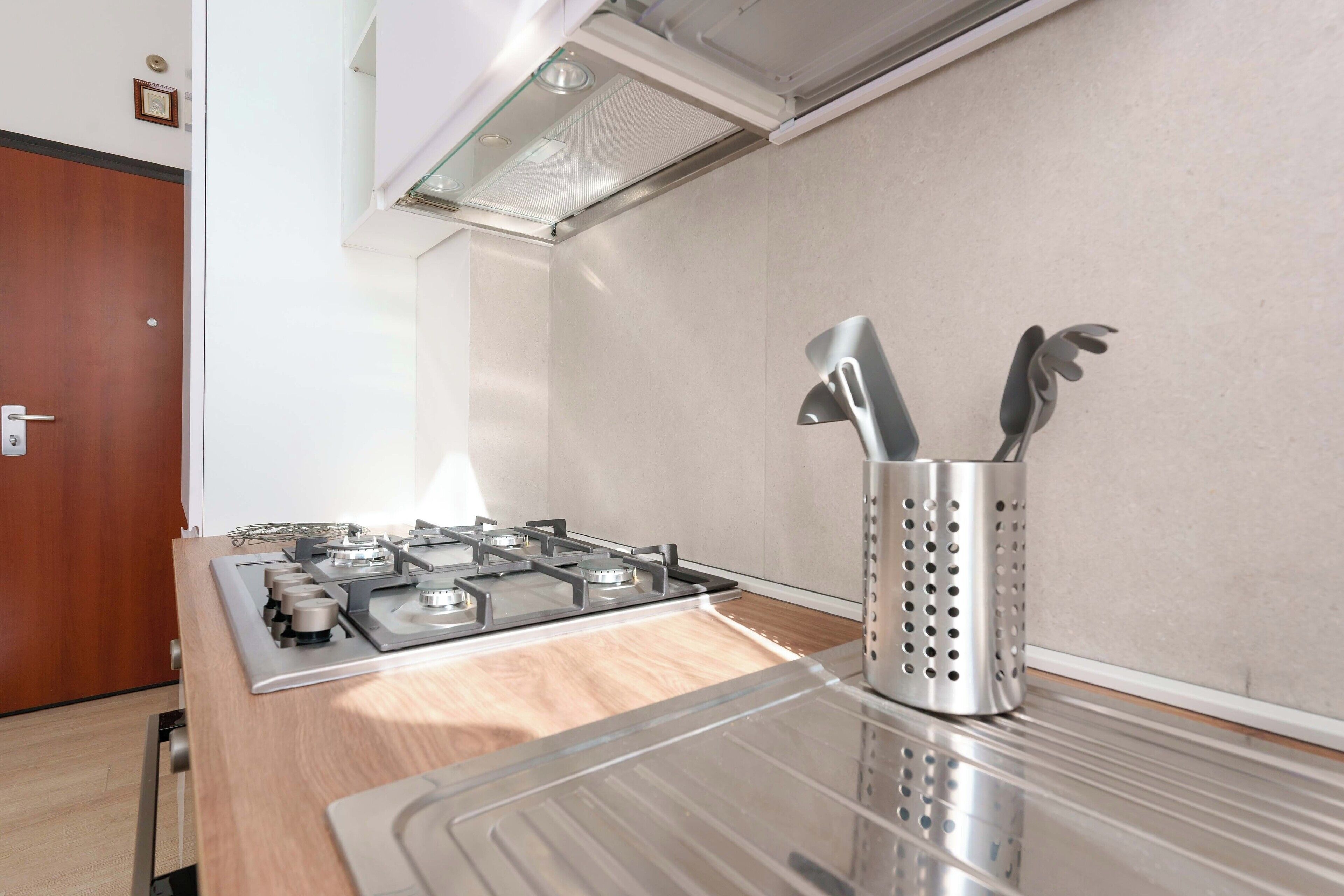 Departamento (Bilocale via cignani) | Cocina privada | Refrigerador con congelador, horno, parrilla de estufa y lavavajillas 