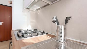 Departamento (Bilocale via cignani) | Cocina privada | Refrigerador con congelador, horno, parrilla de estufa y lavavajillas