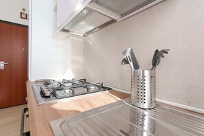 Departamento (Bilocale via cignani) | Cocina privada | Refrigerador con congelador, horno, parrilla de estufa y lavavajillas 