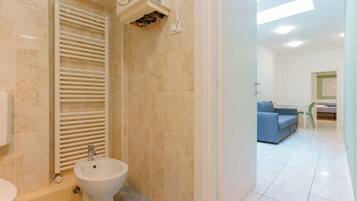 Dimore d'Azeglio 1 | Badezimmer | Dusche, Handtücher