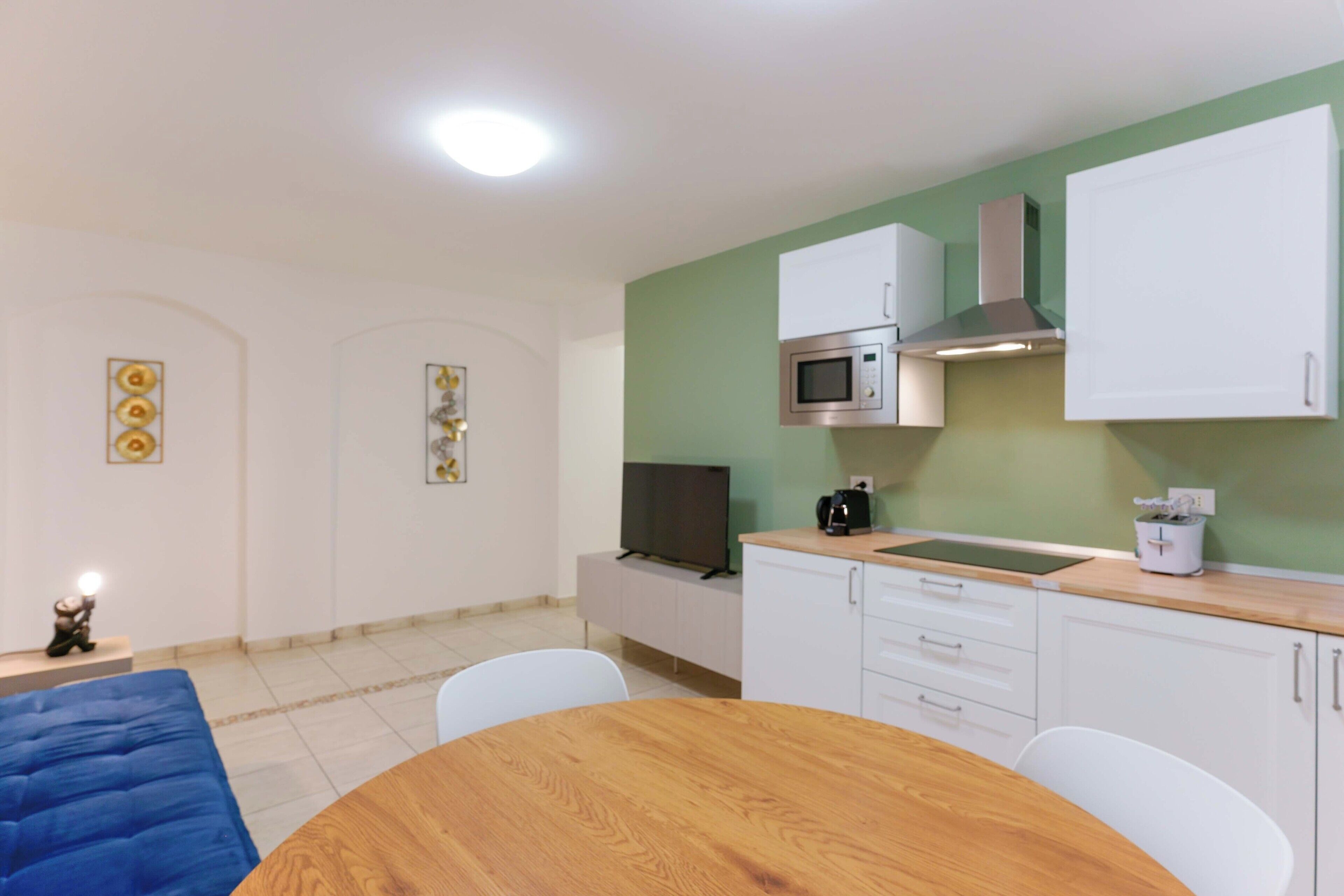 Frigobar, microondas, placa de cocina, cafetera expreso