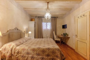 Apartment (Gallery 2) | Iron/ironing board, free WiFi