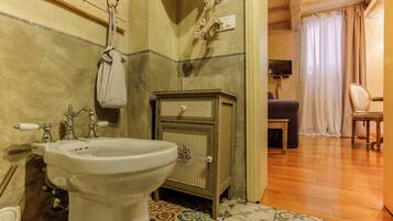 Apartment (Gallery 6) | Badezimmer | Dusche, Handtücher