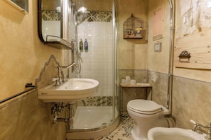 Apartment (Gallery 6) | Bathroom | Shower, bidet, towels, toilet paper - Gallery Guesthouse (Bologna)