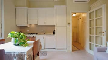 Apartment (Bilocale - Via de Castagnoli 14) | Private kitchen | Full-size fridge, oven, stovetop, espresso maker