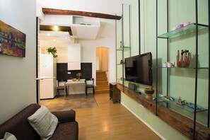 Apartment (Family - Via de Castagnoli 4) | Living area | 43-inch flat-screen TV with cable channels - Guasto Apartments (Bologna)