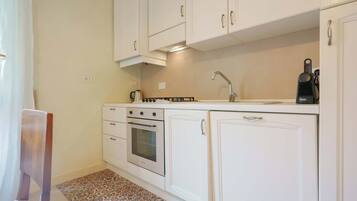 Apartment (Bilocale - Via de Castagnoli 14) | Private kitchen | Full-size fridge, oven, stovetop, cookware/dishes/utensils
