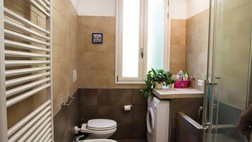 Apartment (Family - Via de Castagnoli 4) | Badezimmer | Dusche, Handtücher