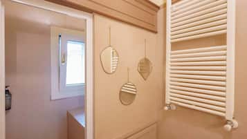 Apartment (Bilocale - Via de Castagnoli 14) | Bathroom | Shower, towels