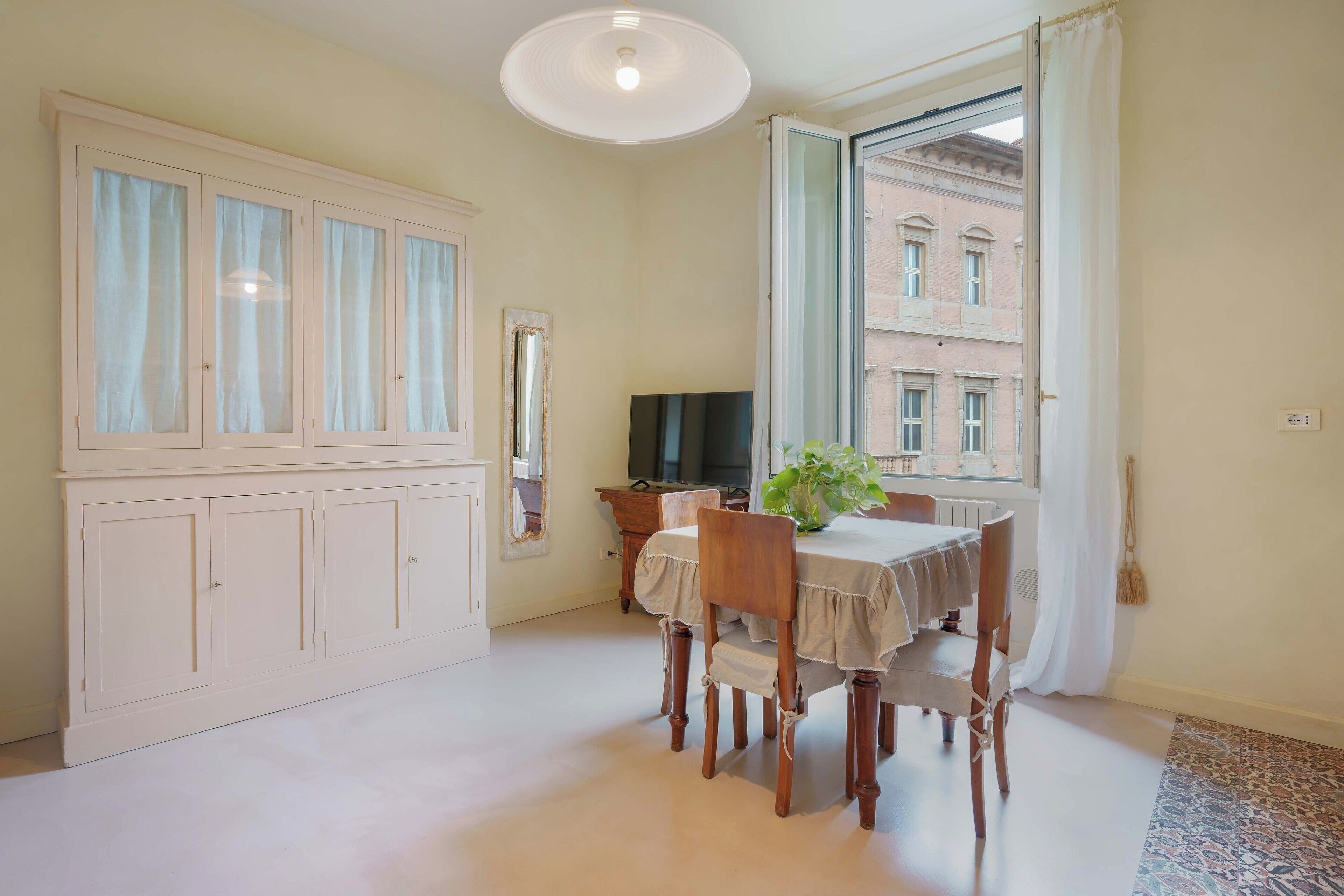 Apartment (Bilocale - Via de Castagnoli 14) | 客廳 | 43 吋平面電視連有線電視頻道