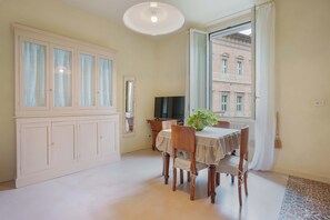 Apartment (Bilocale - Via de Castagnoli 14) | Área de estar | TV de tela plana 43 polegadas com canais a cabo