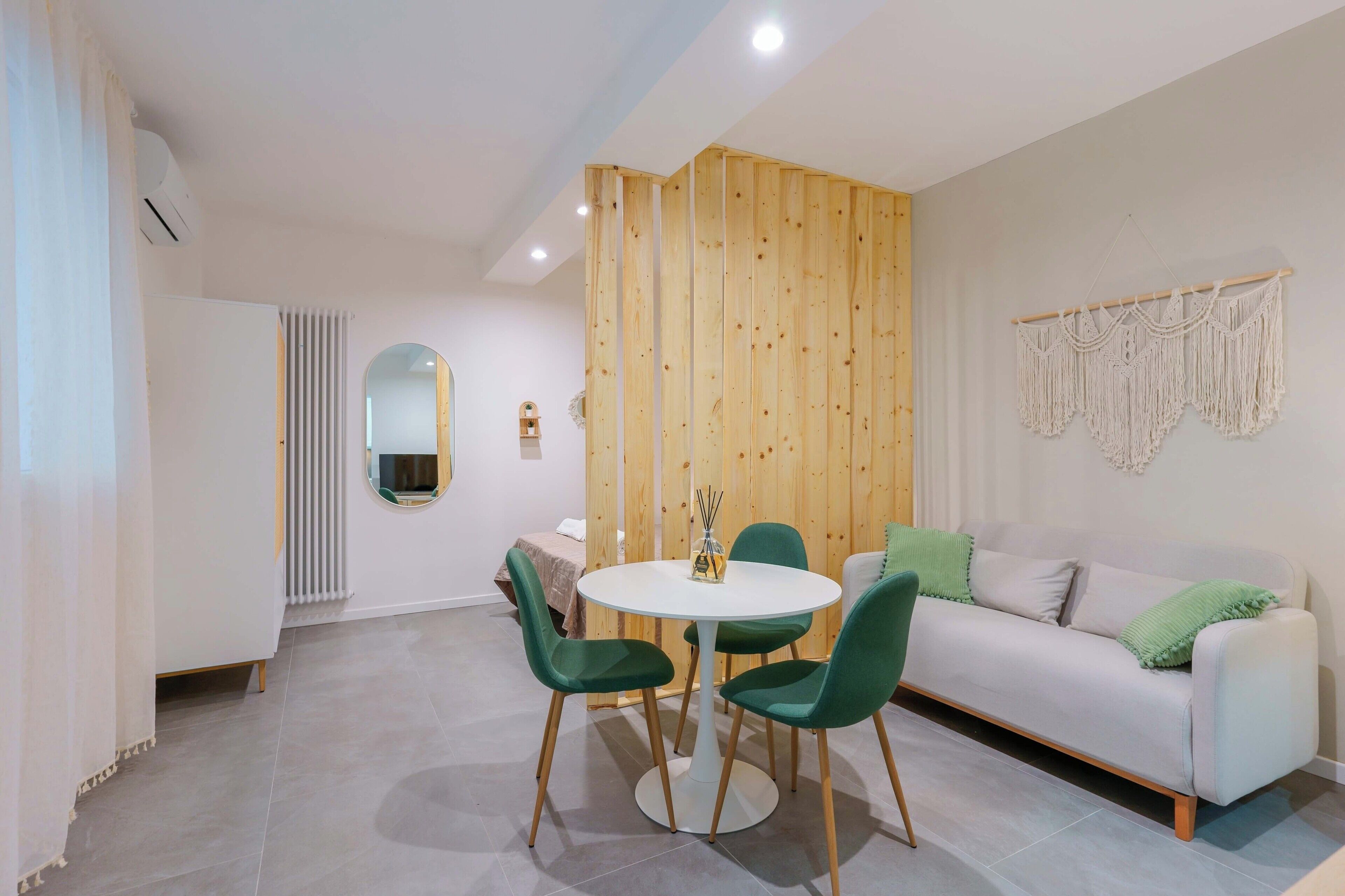 Leilighet (Levante Boho Studio) | Oppholdsområde | En 45-tommers Flatskjerm-TV med digitale kanaler