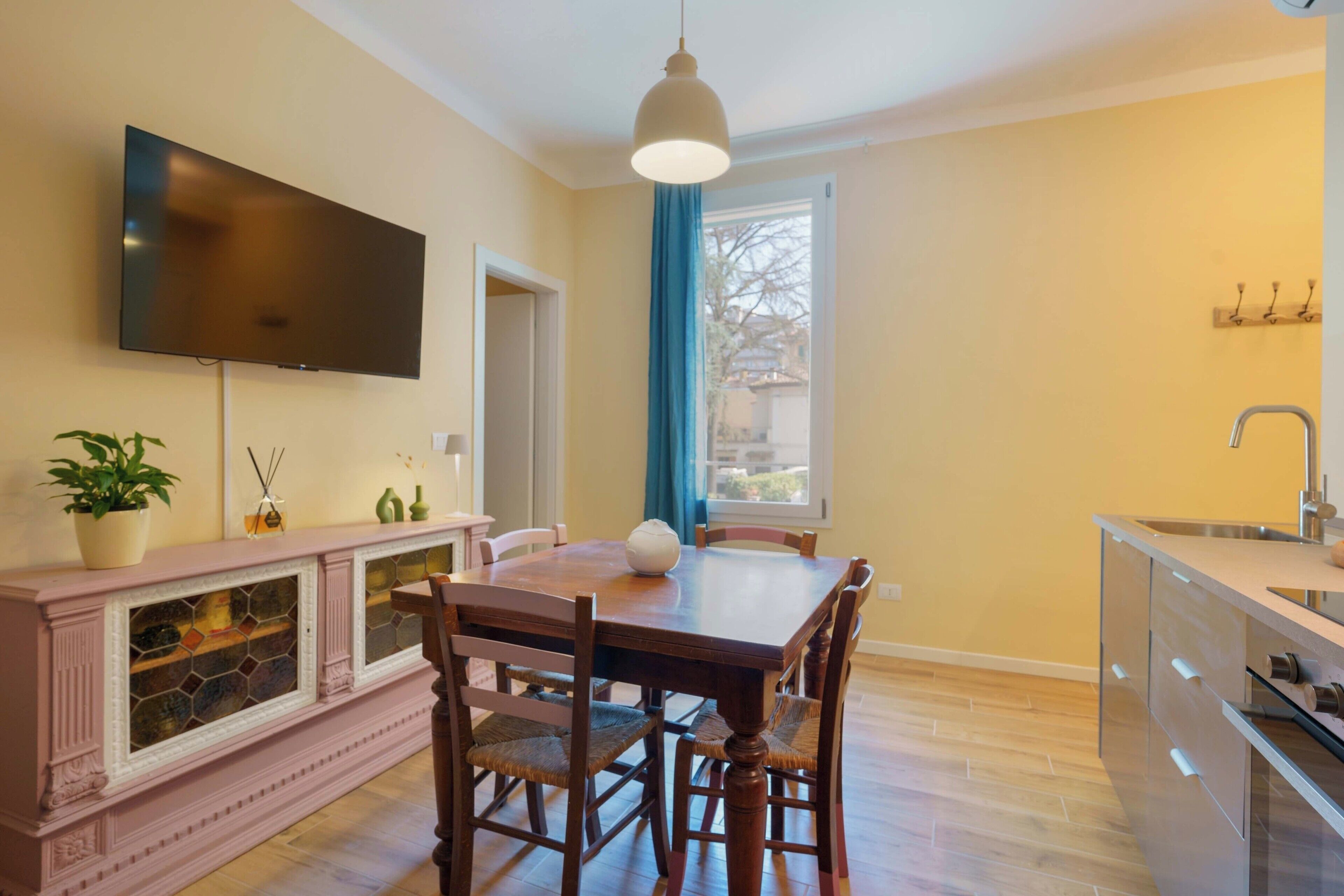 Apartamento (Spacious Family) | Área de estar | TV de tela plana 45 polegadas com canais digitais
