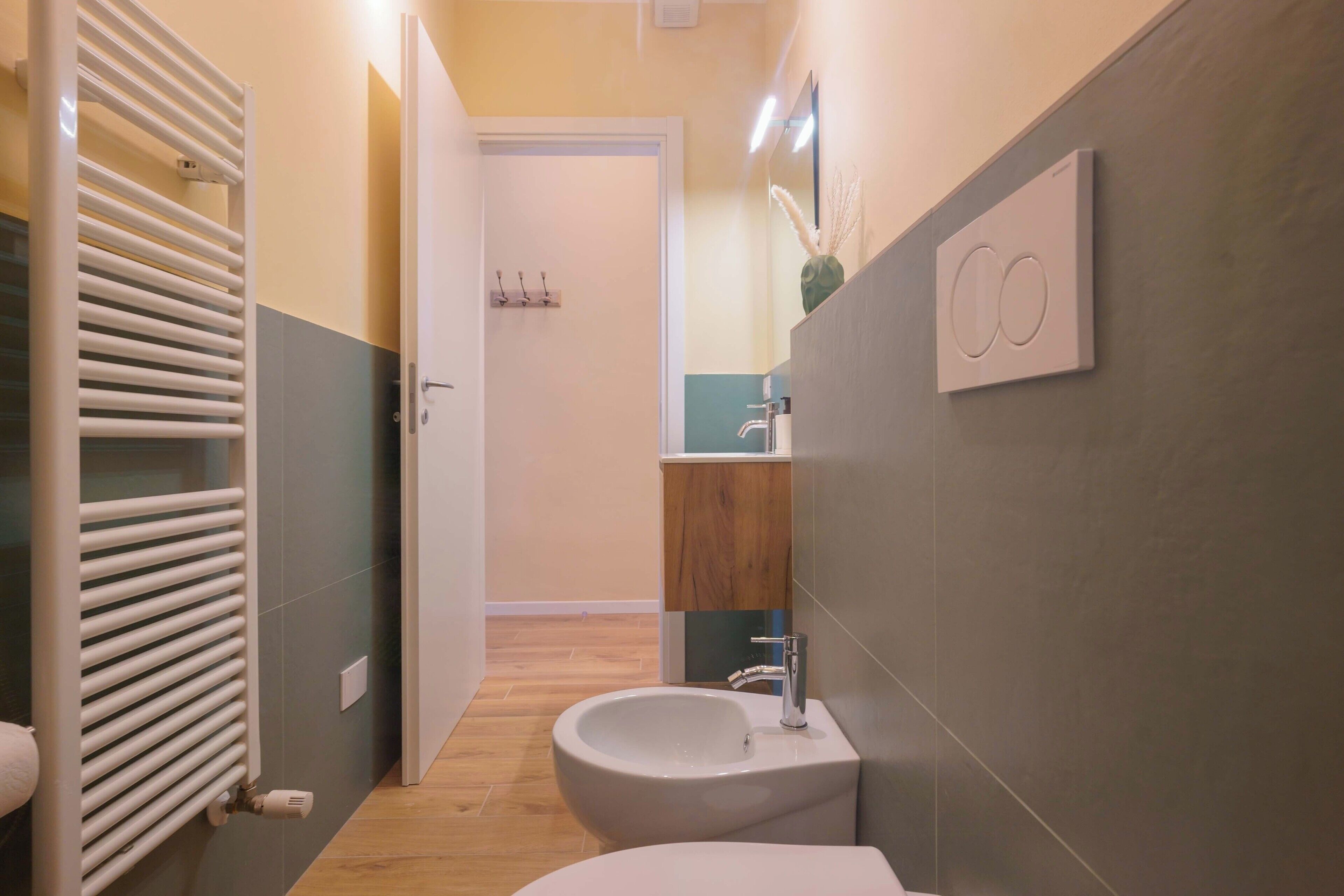 Ein modernes Badezimmer mit Toilette, Bidet und Waschbecken.