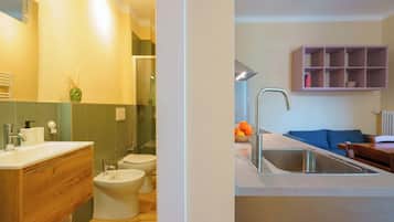 Apartment (Spacious Family) | Bathroom | Shower, towels