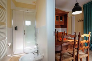 Apartment (Cosy Terrace Loft) | Bathroom | Shower, towels - Levante Collection (Bologna)