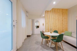 Apartment (Levante Boho Studio) | Living area | 45-inch flat-screen TV with digital channels - Levante Collection (Bologna)
