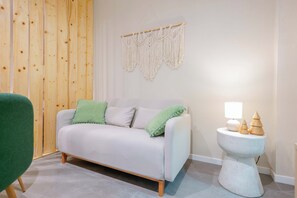 Apartment (Levante Boho Studio) | Living area | 45-inch flat-screen TV with digital channels - Levante Collection (Bologna)