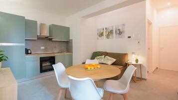 Apartment (Mascarella 81) | Wohnbereich | 45-Zoll-Flachbildfernseher mit Digitalempfang