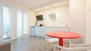 Apartment (Mascarella 86 - Red) | Cocina privada | Refrigerador con congelador, microondas, horno y parrilla de estufa