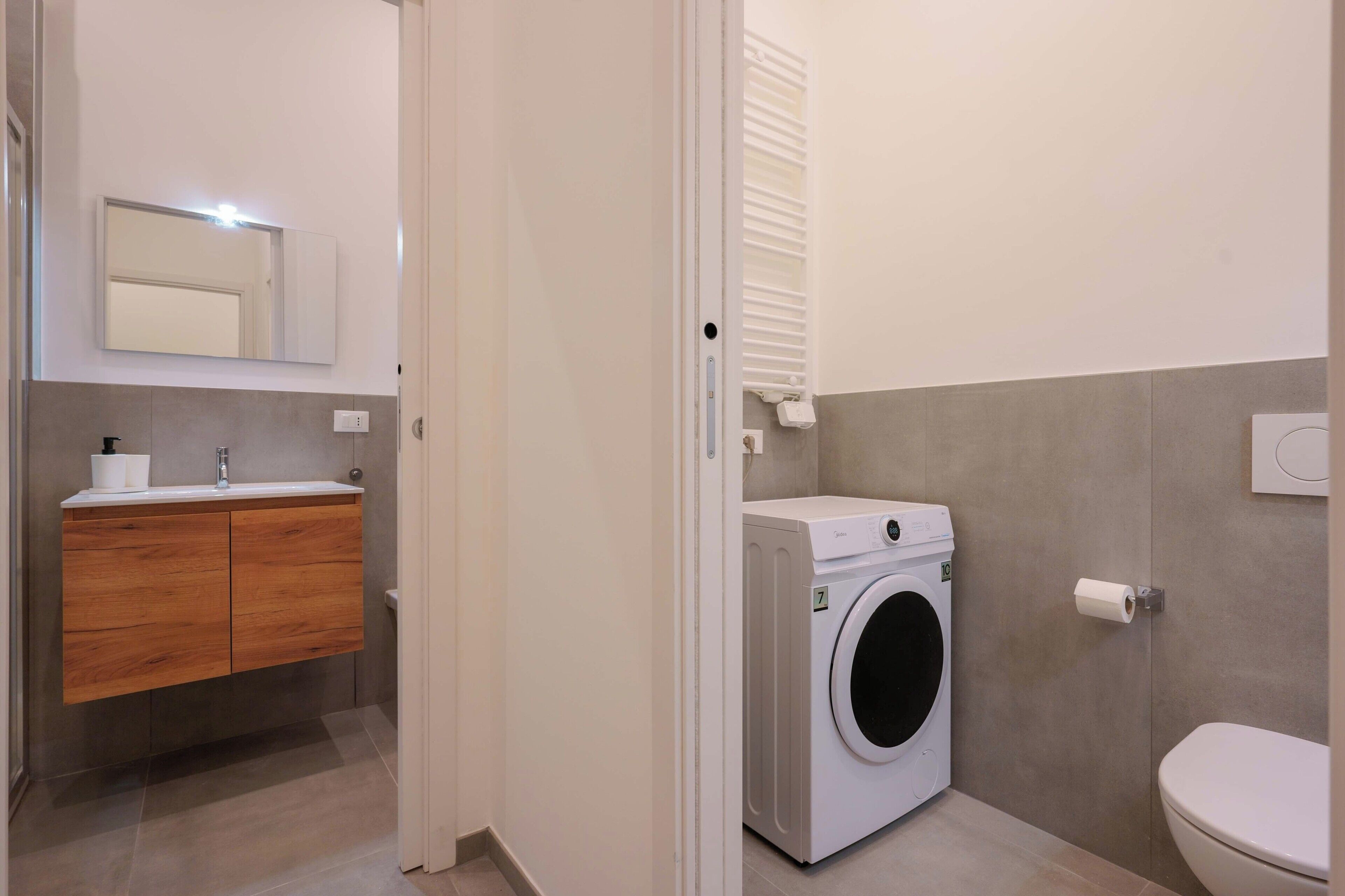 Apartment (Mascarella 81) | Bathroom