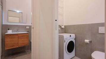 Apartment (Mascarella 81) | Bathroom