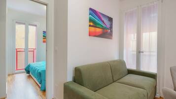 Appartement | Woonruimte | Een 45-inch flatscreentelevisie met digitale zenders