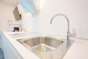 Apartment (Mascarella 86 - Red) | Cozinha privada | Geladeira grande, micro-ondas, fogão, cooktop