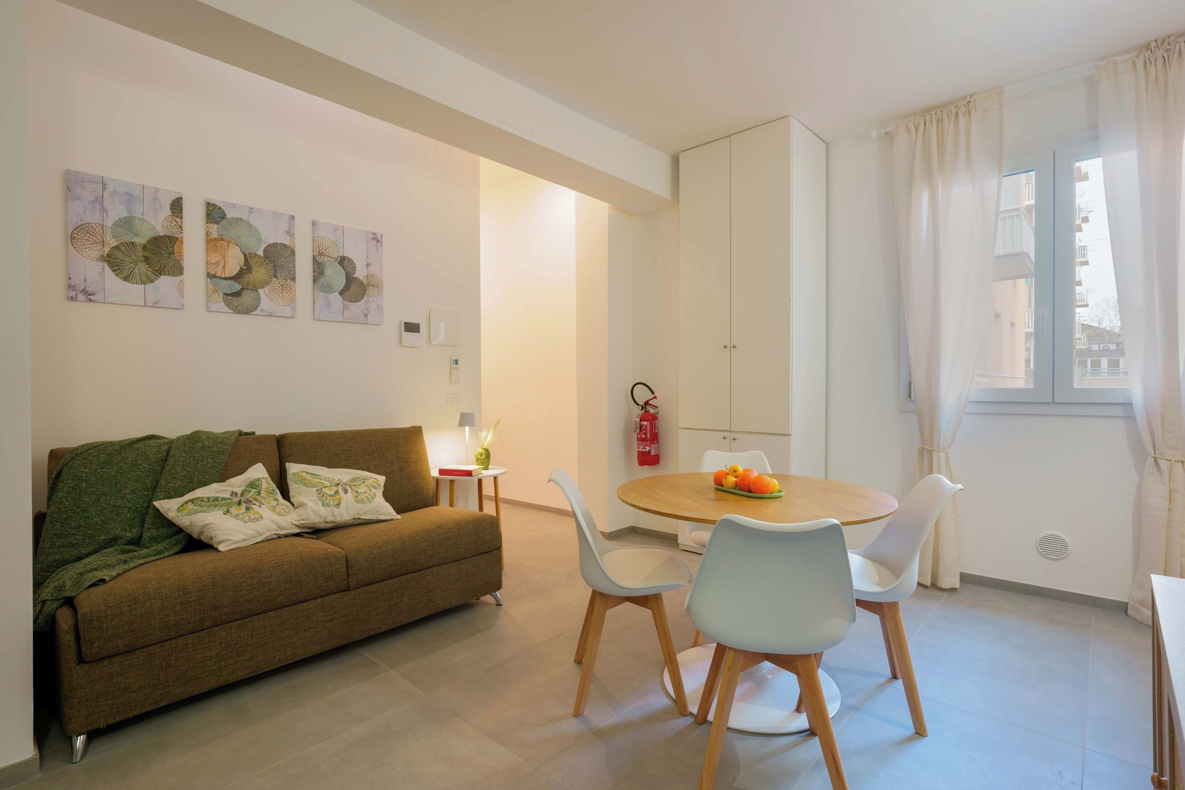 Appartamento (Mascarella 81) | Area soggiorno | TV a schermo piatto 45 pollici con canali digitali