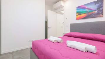 Apartment (Mascarella 86 - Red) | Cots/infant beds, free WiFi, bed sheets