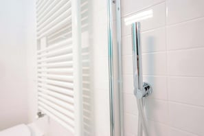 Apartment (Mascarella 86 - Red) | Banheiro | Chuveiro, toalhas de banho