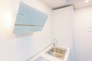 Apartment (Mascarella 86 - Red) | Privat køkken | Køleskab/fryser i fuld størrelse, mikrobølgeovn, ovn, kogeplade