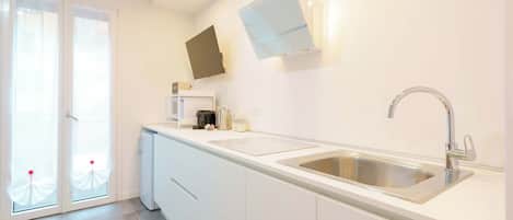 Apartment (Mascarella 86 - Red) | Cuisine privée | Réfrigérateur grande capacité avec congélateur, four à micro-ondes