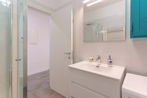Apartment (Mascarella 86 - Red) | Bathroom | Shower, towels - Mascarella Apartments (Bologna)