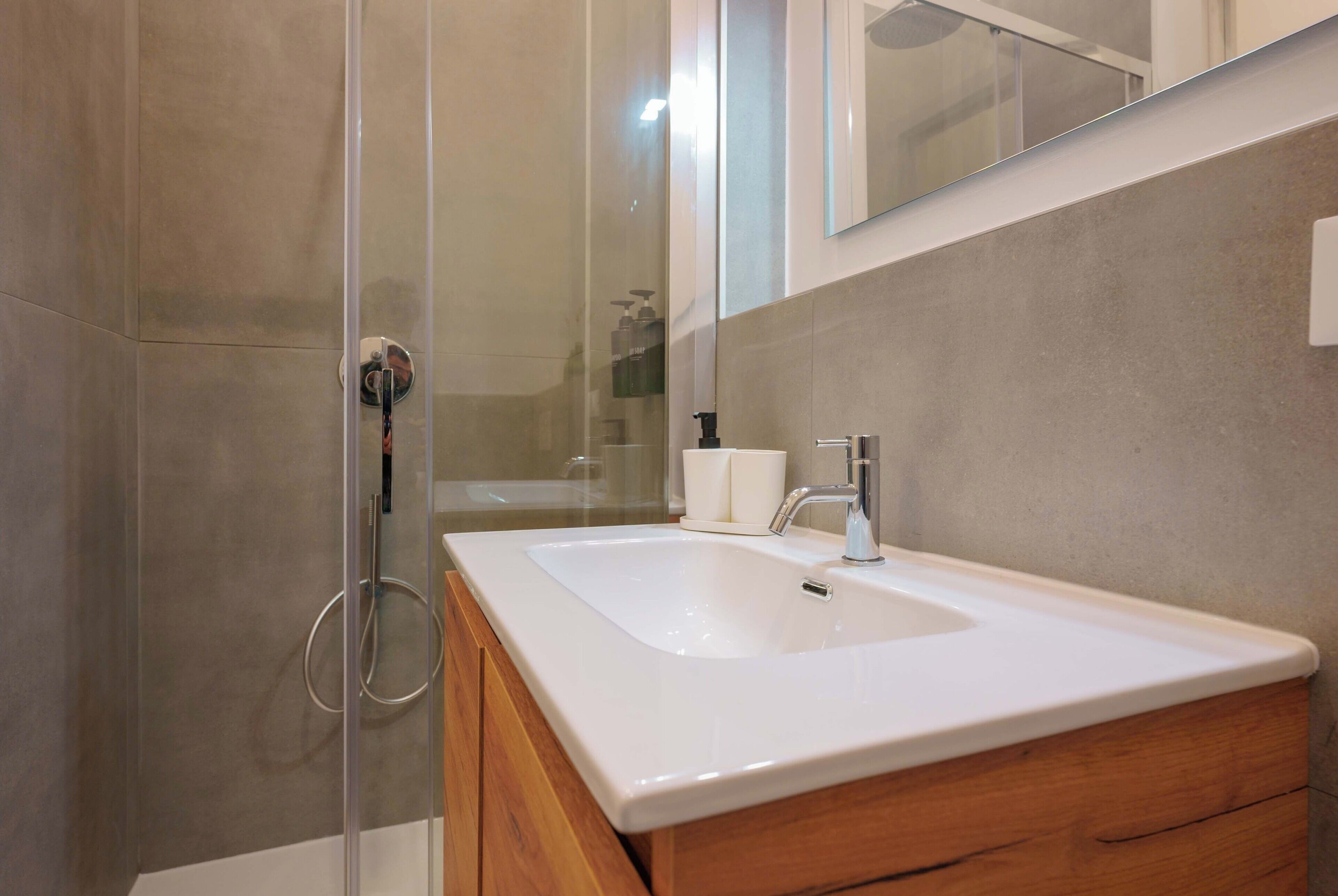 Apartment (Mascarella 81) | Bathroom