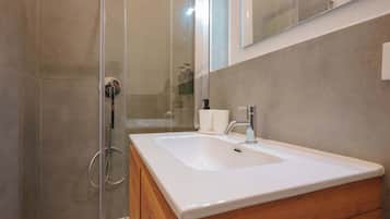Apartment (Mascarella 81) | Bathroom
